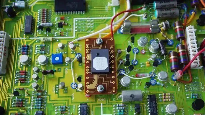 软件|PCB走线角度为90度到底行不行？