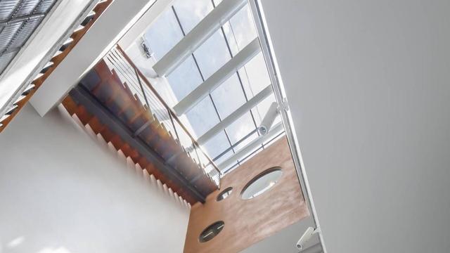 建栋3层小楼，客厅外两侧砌花坛，天井放采光井，怎一个舒服了得