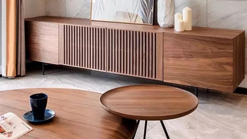 88平方客厅在薄暮灰加入点缀一抹暖色，在空间演绎现代优雅