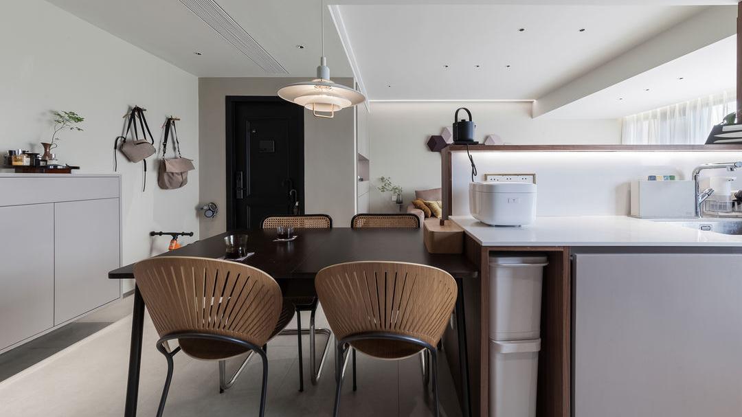 别人是尽量扩大室内，她却缩小面积，想不到更实用，全屋简约高级