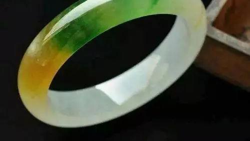 |土豪花18万买了块蒙头料，一刀切出罕见黄加绿翡翠，这运气没谁了！