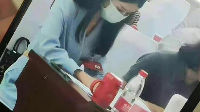 天蝎座|赵丽颖升官后气场全开！穿露脐西装不像领导，女明星范下美成焦点