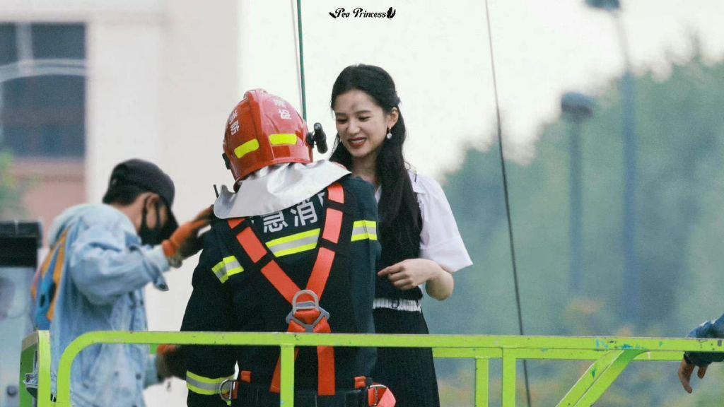 黄景瑜|张婧仪《他从火光中走来》男替身掉威亚路透，黄景瑜是什么感受？