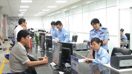 男子上牌得罪摇号机，屏幕上只有一个车号能选，路人表示非常理解