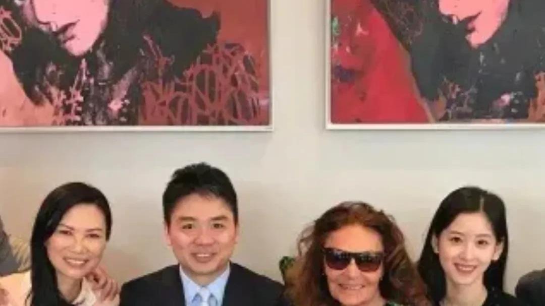 邓文迪|刘强东夫妇与邓文迪聚会！刘强东与邓文迪同框比章泽天还有夫妻相