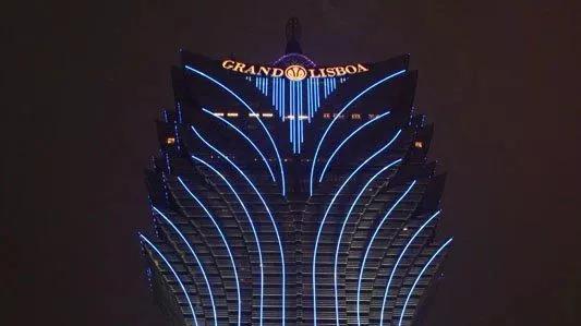 江南皮革厂倒闭，老板黄鹤欠债3。5亿，真的带着小姨子跑路了？