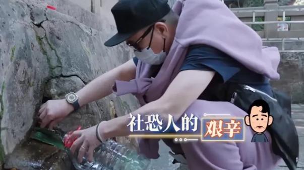 陈小春去长沙白沙井，发现井边围了一堆的人在打水喝，心里觉得非常奇怪