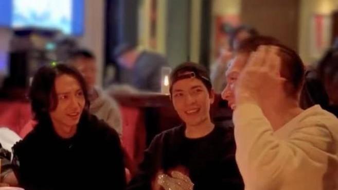 萧敬腾|向华强夫妇与萧敬腾聚会，萧敬腾卖力为干爹演唱，近照酷似向佐