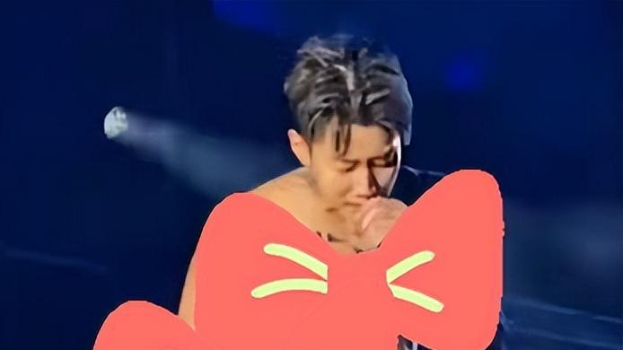 朴宰范|知名韩星舞台上被丢内衣！捡起满身挂场面辣眼，还转送队友惹争议