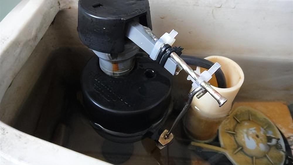 马桶出水量小不用找师傅看，动一下“这2地方”，出水量大又猛