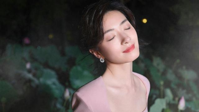 万茜|万茜身穿粉色露腰连衣裙！身材曼妙美得让人心动