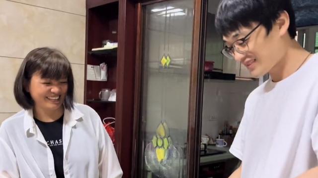 浙江男子第一次去女友家，实诚操作让女友笑哭：这是我全家户口本