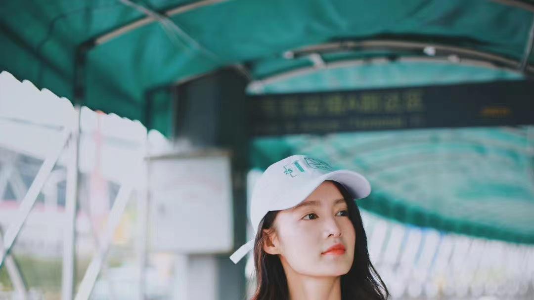 李沁|李沁穿白色短款外套配卡其色护腰工装裤，休闲惬意，清新时尚