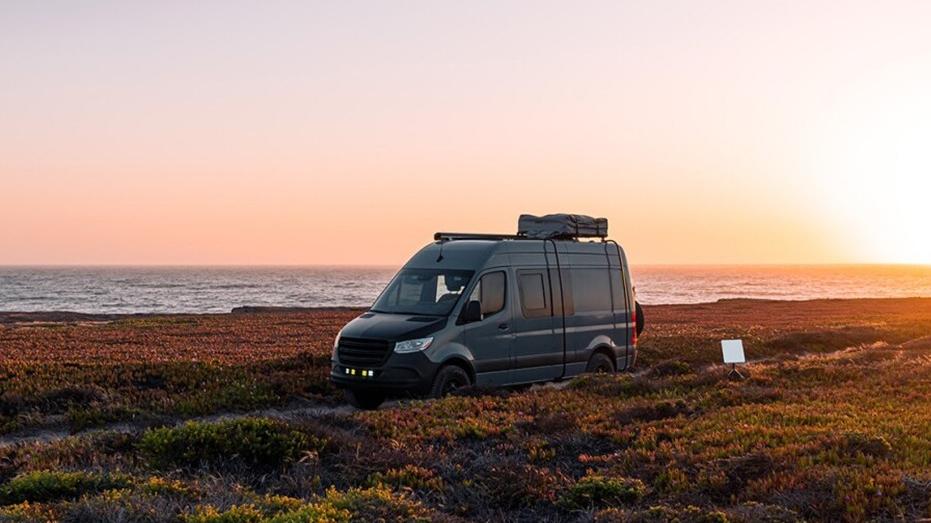 Python|世界首款搭载“星链”互联网的奔驰房车！全车智能化