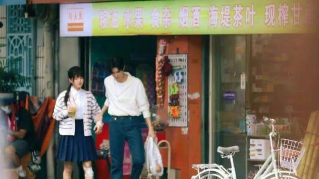 赵露思|赵露思陈哲远《偷偷藏不住》摸头杀路透曝光！原著粉秒GET名场面