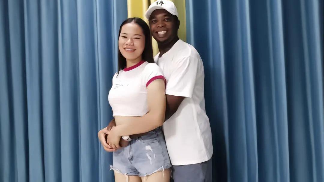 福建：女子不顾父母反对嫁给黑人帅哥，婚后被宠成公主，男方送房送车彩礼给足