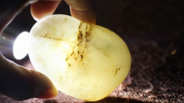 |和田玉上面的白色小点是什么？算是一种瑕疵吗？会不会影响价值？