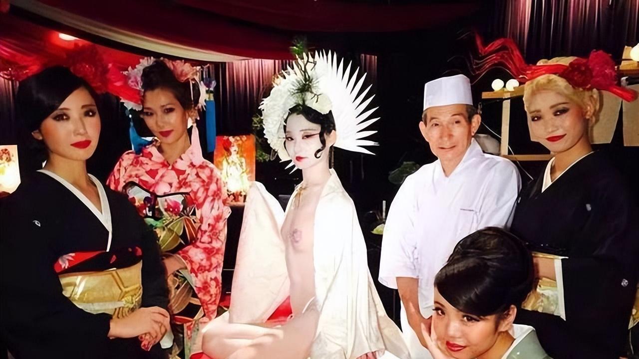 日本女子“新婚之夜”，涂黑牙还剃光眉毛，网友：还好没出生在那