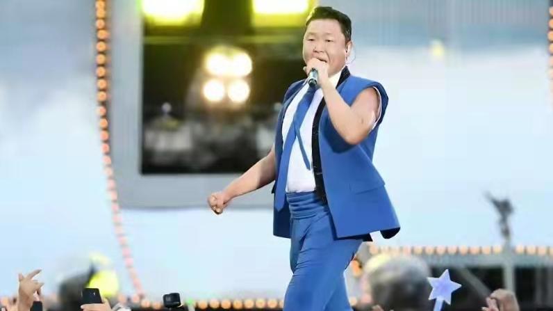 鸟叔演唱会发生意外，1名工作人员从高空坠落身亡，年仅27岁