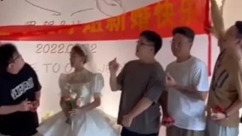 梅州一女子结婚，9名前男友拉横幅祝贺，网友：求新郎心理阴影面积