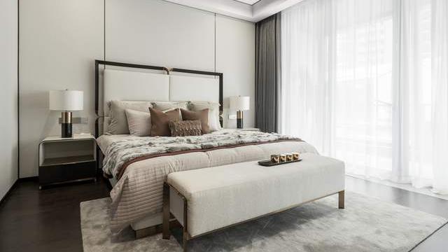 143平现代风四居室，白色的客厅给人一种雅致端庄的舒适轻松感