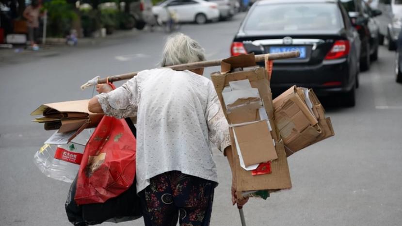 80元请60多岁老人干8小时的活，网友：赚黑心钱，太过分了！