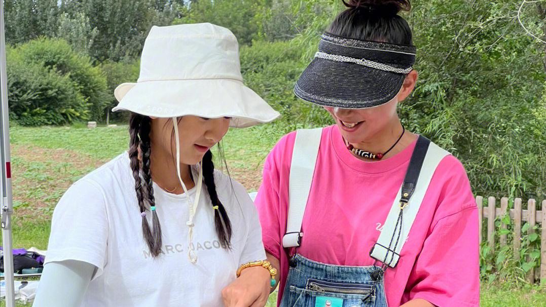 田雨橙|田亮女儿森碟户外活动照，麻花辫乖巧可爱，大长腿太引人注目了