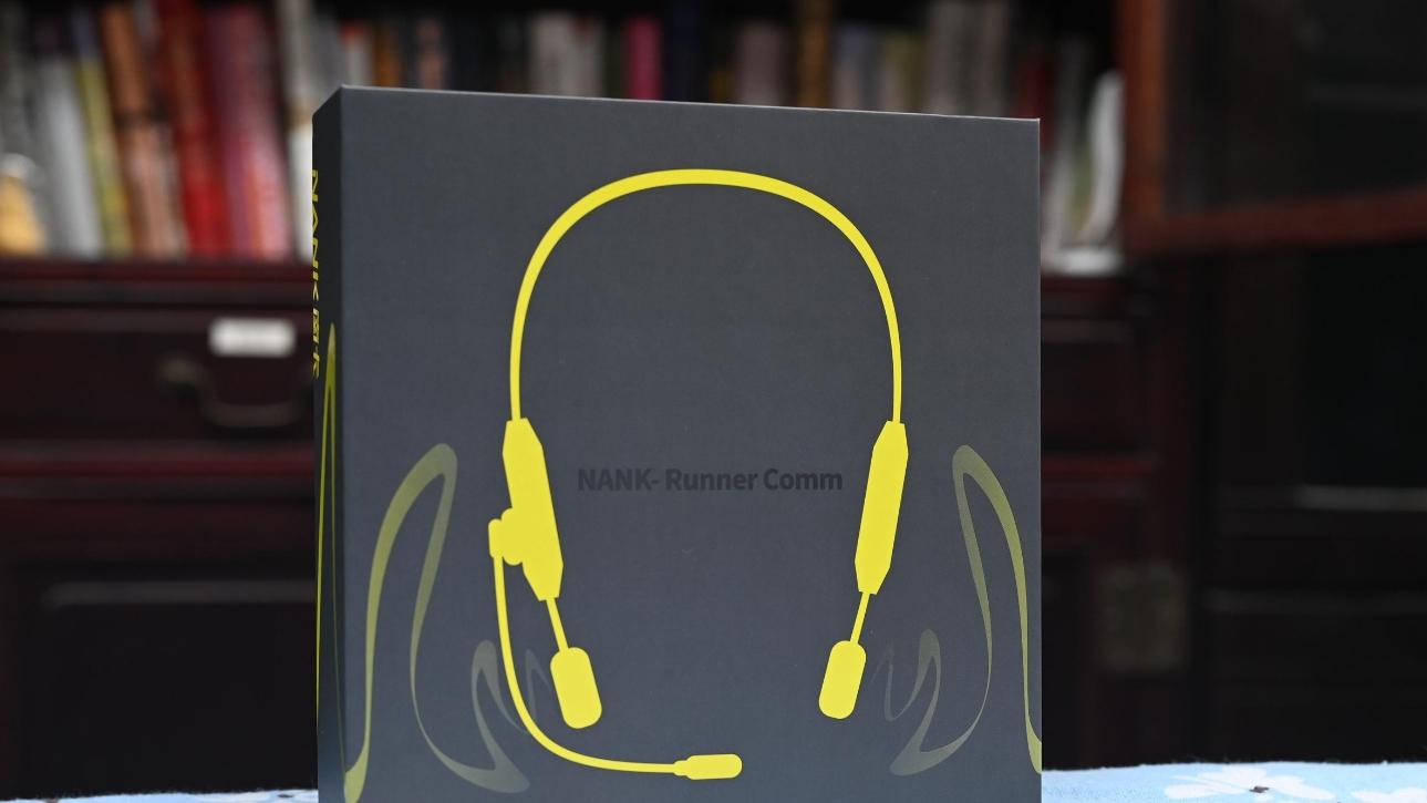 南卡 RunnerComm的骨骼传导耳机，外观设计精美，以黑色和黄色为主色调
