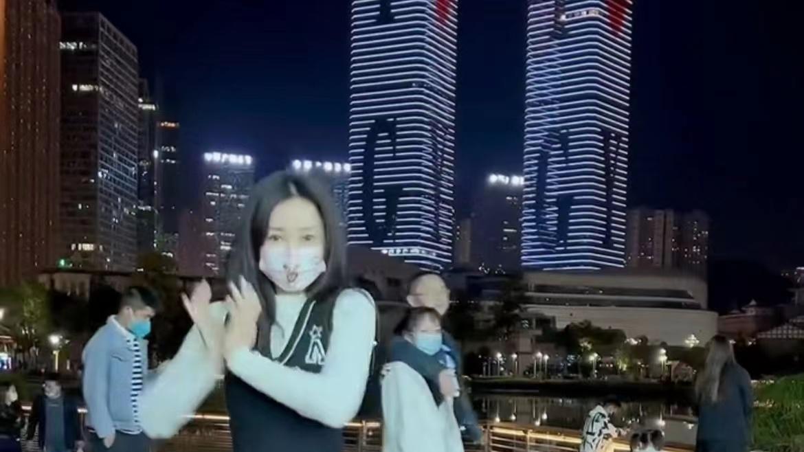 柳岩|42岁柳岩疑转型当网红！坚持街头跳舞打卡，身穿丝袜身材抢眼