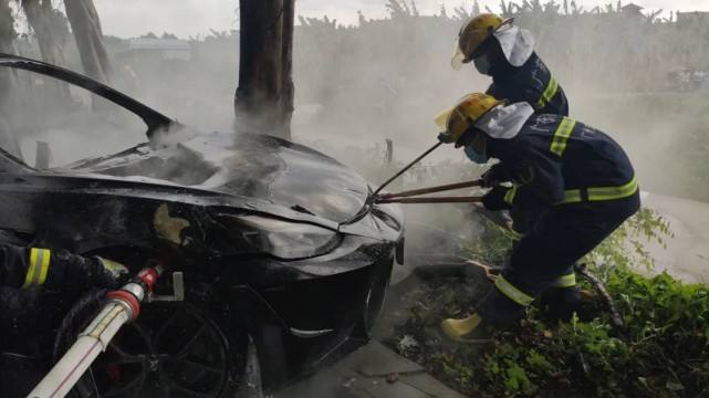 温州多车发生撞击，一特斯拉损毁司机被困，施救人：门把手弹不出