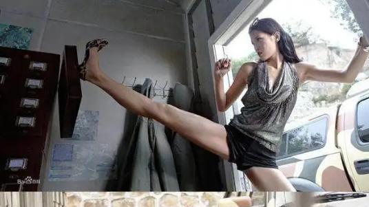 张蓝心|演员张蓝心参加斯巴达勇士赛，顶着烈日跑步爬泥坑，身材好惊艳