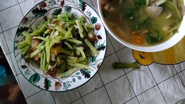 浙江一00后男子带着女朋友一起“啃老”，被姐姐吐槽