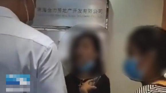 广东珠海：新房漏水女子找开发商索赔，被一巴掌打倒在地