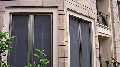 每天了解一个居家小妙招——纱窗太难清洗，月薪过万保洁教你一招