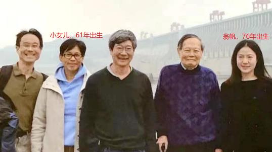 中国儿童|杨振宁的家族合影照，翁帆依偎一起甜如初恋，没滤镜加持素颜清秀