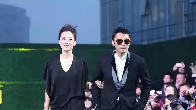 谢霆锋|谢霆锋经纪人意外撞脸王菲！和谢霆锋挽手同行，黑色宽松长裙优雅大气