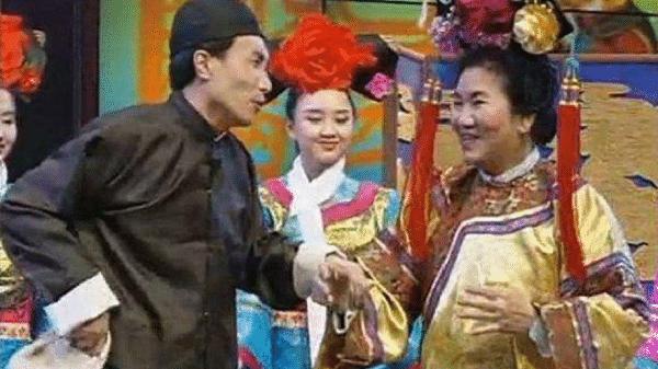 24年前，有谁注意到赵丽蓉巩汉林春晚小品中的丫鬟？如今火了