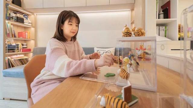 她家只有60㎡，在客厅隔出儿童房，全屋打满柜子，被邻居夸真明智