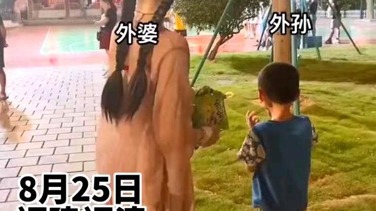 福建52岁大妈身材如少女，和外孙站在一起像姐弟，女儿自愧不如