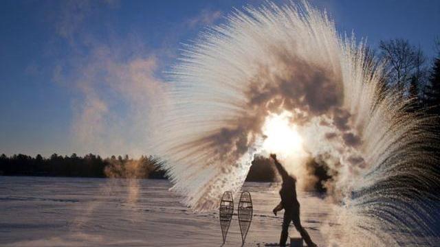 如果把水倒入太空中会怎么样？类似过程曾被当作神秘物体
