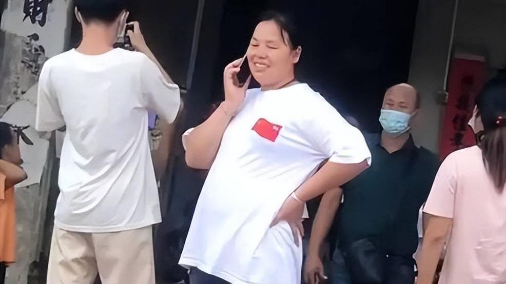 家里摆设太凌乱！衣服堆得到处都是，全红婵爸爸：我家最漂亮衣柜