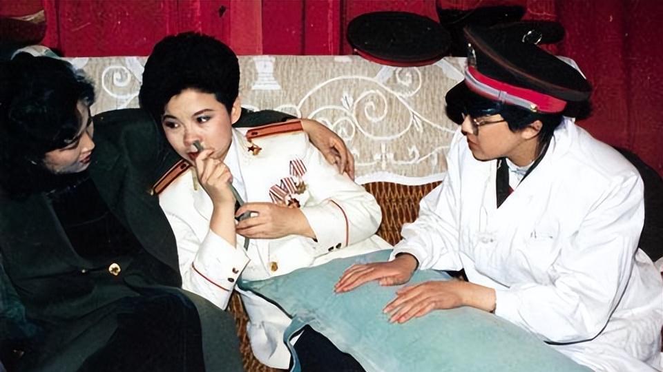 |董文华：22岁嫁初恋，23岁爆火，38岁跌落神坛，如今怎样了？