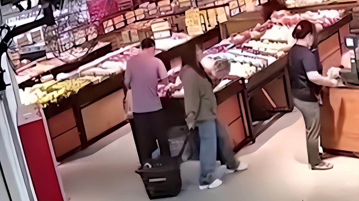 女子超市偷2个榴莲，正常称重后淡定打包带走！