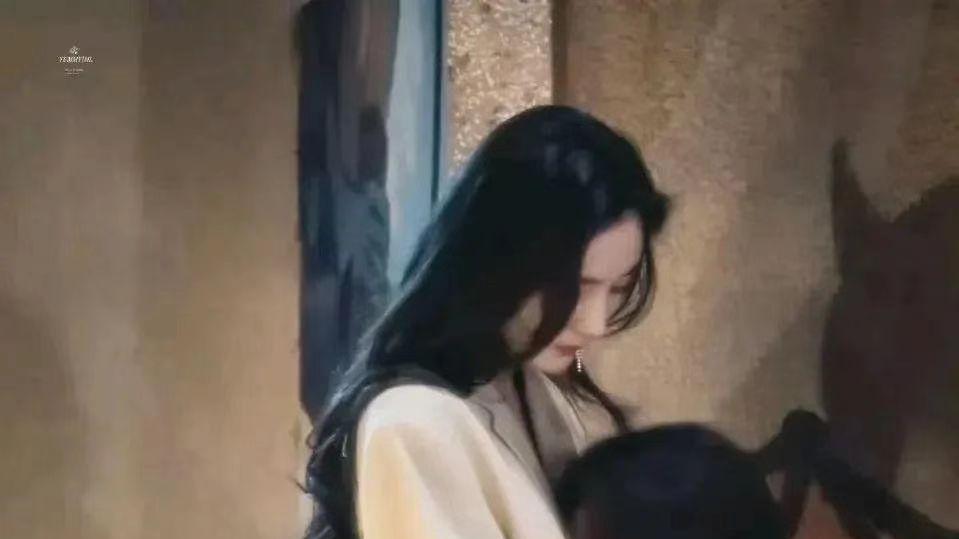 许凯|不知道杨幂与比她小九岁的许凯拍这样的照片，是否觉得尴尬？