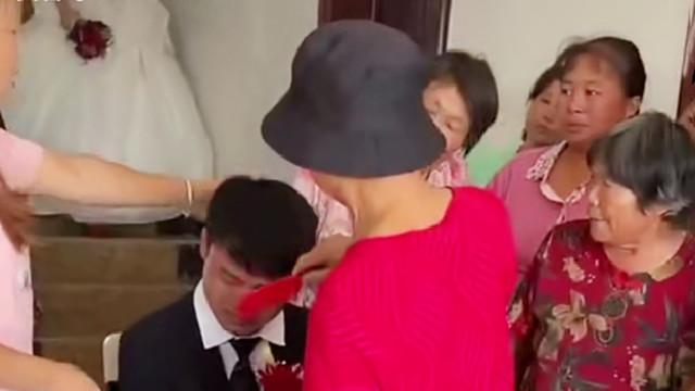 男子当上门女婿出嫁，心中不舍现场抹眼泪