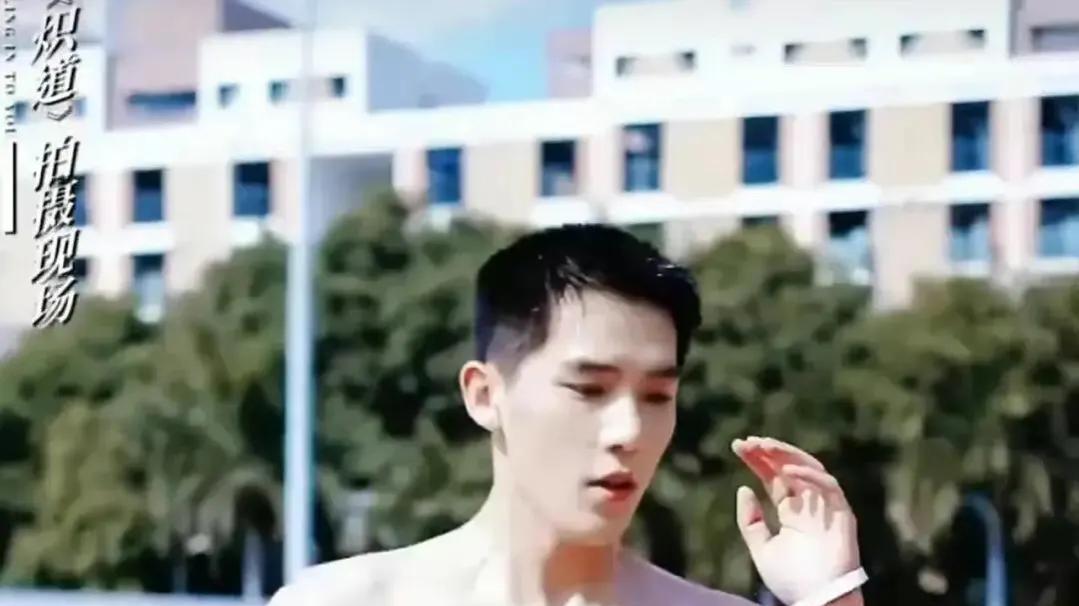 王安宇|王安宇新剧出演运动员，被嘲是“白斩鸡”，腹肌的好身材去哪了？