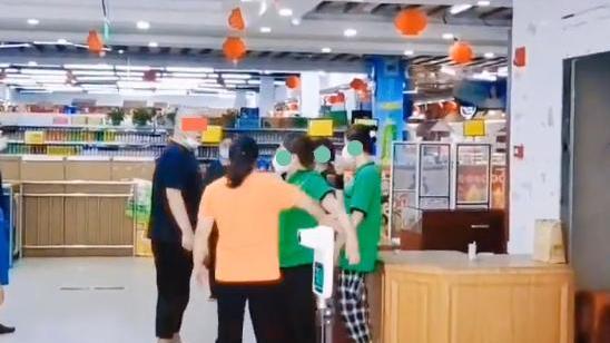 男子不务正业，到妻子上班的地方问妻子要钱，妻子不给而发生争执