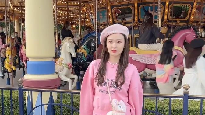 贝儿|心动5：芋圆CP逛迪士尼，贝儿撒娇拍照不停，张根源提包耐心等候