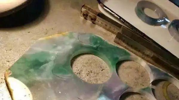 翡翠|底价180万欧元满是裂的翡翠原石，被土豪老板拿下后涨翻了！