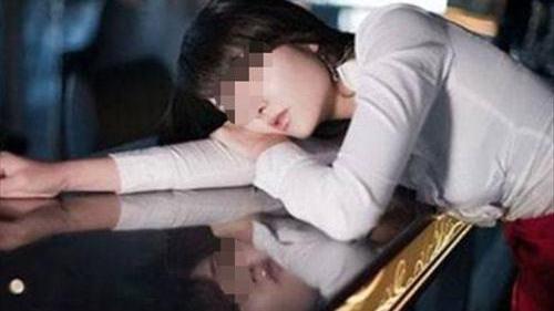 四人喝到半夜，醉酒被拉去开房后竟死在房中，丝袜内裤凌乱